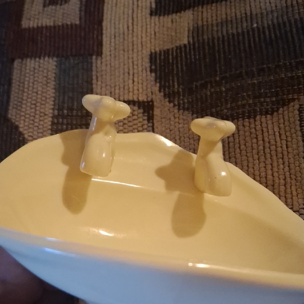 Glossy Off-white Plastic Soap Dish Dollhouse - Picture 1 of 6